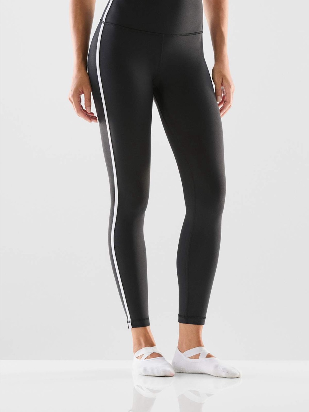 Aritzia Golden LIFE Atmosphere Hi-Rise 26" Legging Size 4 black and white